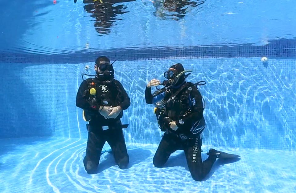 scuba dive training in the pool