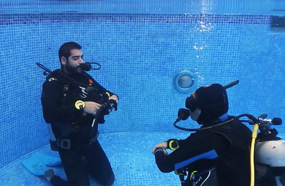 mask removal exercise during scuba dive training in the pool